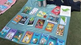 Zonnige en gezellige kinderboekenmarkt